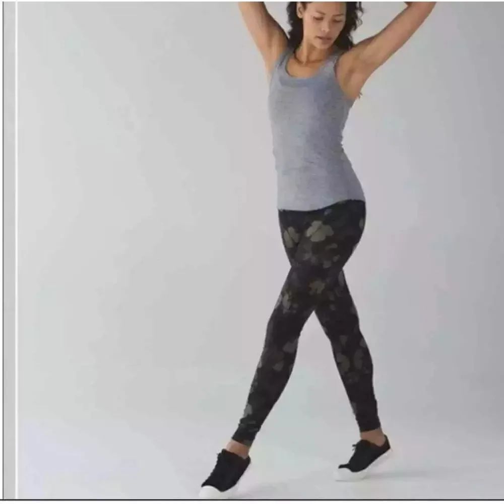 Lululemon wunder under green & black with butterfly pants sz 2 with 32" inseam